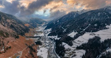 Bulutlu vadi, eğer Alp köyü ve Tyrol, İtalya 'daki kayak merkezi ise. Alplerdeki kayak merkezi kavramı.