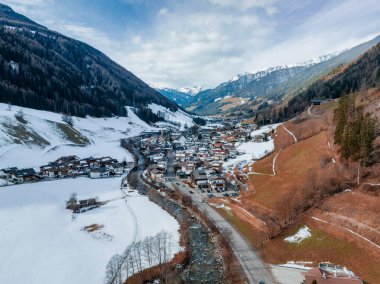 Bulutlu vadi, eğer Alp köyü ve Tyrol, İtalya 'daki kayak merkezi ise. Alplerdeki kayak merkezi kavramı.