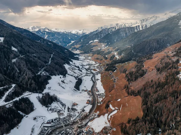 Bewolkt Dal Als Het Alpendorp Het Skigebied Tirol Italië Concept — Stockfoto