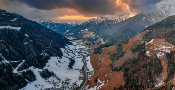 Valle Nublado Pueblo Alpino Estación Esquí Tirol Italia Concepto Estación — Foto de Stock