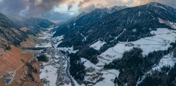 Vale Nublado Aldeia Alpina Estância Esqui Tirol Itália Conceito Estância — Fotografia de Stock