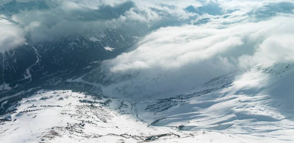 Paisagem Alpina Com Picos Cobertos Neve Nuvens Nuvens Mágicas Cobrindo — Fotografia de Stock