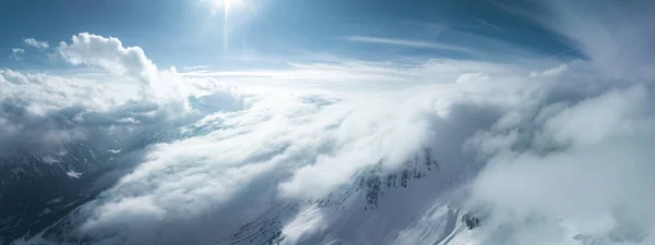 Alpine Landschaft Mit Gipfeln Die Von Schnee Und Wolken Bedeckt — Stockfoto