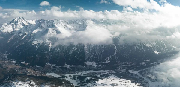 Paisagem Alpina Com Picos Cobertos Neve Nuvens Nuvens Mágicas Cobrindo — Fotografia de Stock