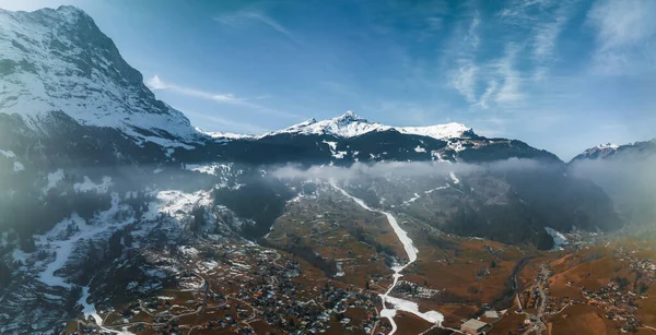 位于欧洲贝内塞奥伯兰的瑞士Grindelwald村的空中全景 靠近瑞士阿尔卑斯山全景 绿色田野上的木制小屋和高背景峰 — 图库照片