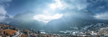 İsviçre 'nin Grindelwald, İsviçre köyü manzarası İsviçre Alpleri yakınlarındaki panorama manzarası, yeşil tarlalarda ahşap kiremitler ve arka planda yüksek zirveler, Bernese Oberland, Avrupa.