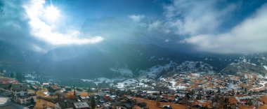 İsviçre 'nin Grindelwald, İsviçre köyü manzarası İsviçre Alpleri yakınlarındaki panorama manzarası, yeşil tarlalarda ahşap kiremitler ve arka planda yüksek zirveler, Bernese Oberland, Avrupa.