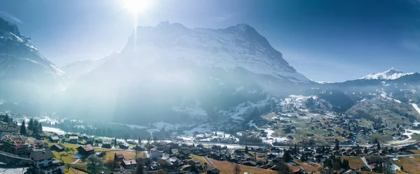 グリンデルヴァルトの空中パノラマ スイスアルプスの山々のパノラマ風景の近くのスイスの村の景色 緑のフィールド上の木製のシャレー 背景の高いピーク ベルネーゼ オーバーランド ヨーロッパ — ストック写真