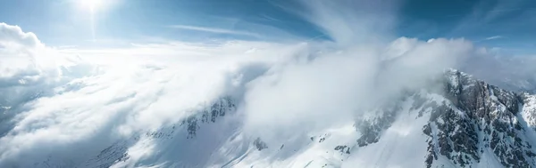 Alpine Landschaft Mit Gipfeln Die Von Schnee Und Wolken Bedeckt — Stockfoto