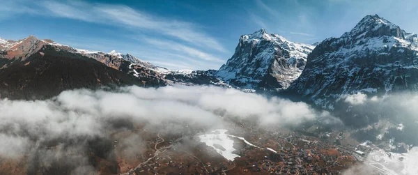 位于欧洲贝内塞奥伯兰的瑞士Grindelwald村的空中全景 靠近瑞士阿尔卑斯山全景 绿色田野上的木制小屋和高背景峰 — 图库照片
