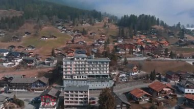 Grindelwald, İsviçre 'deki lüks otelin hava manzarası. Arka planda güzel dağlar.
