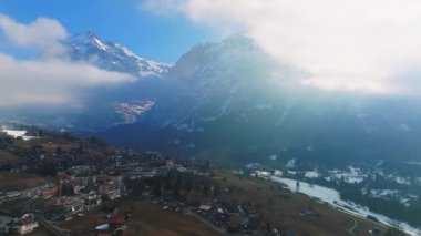 İsviçre 'nin Grindelwald, İsviçre köyü manzarası İsviçre Alpleri yakınlarındaki panorama manzarası, yeşil tarlalarda ahşap kiremitler ve arka planda yüksek zirveler, Bernese Oberland, Avrupa.