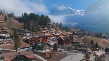 İsviçre 'nin Grindelwald, İsviçre köyü manzarası İsviçre Alpleri yakınlarındaki panorama manzarası, yeşil tarlalarda ahşap kiremitler ve arka planda yüksek zirveler, Bernese Oberland, Avrupa.