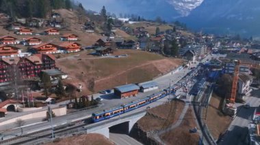 İsviçre 'nin Grindelwald kentinin hava manzarası İsviçre Alpleri yakınlarındaki Alp Dağları manzarası. Grindelwald 'da güneşli bir günde Jungfrau Dağı' yla ünlü tren.