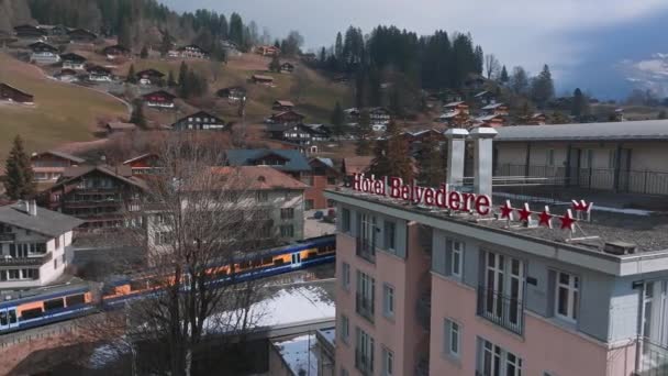 位于瑞士格林德沃德的豪华酒店的鸟瞰图 后面是美丽的山 — 图库视频影像