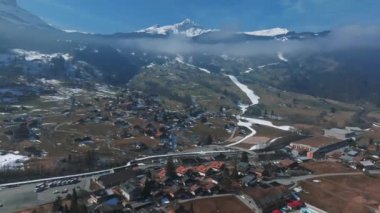 İsviçre 'nin Grindelwald, İsviçre köyü manzarası İsviçre Alpleri yakınlarındaki panorama manzarası, yeşil tarlalarda ahşap kiremitler ve arka planda yüksek zirveler, Bernese Oberland, Avrupa.