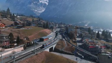 İsviçre 'nin Grindelwald kentinin hava manzarası İsviçre Alpleri yakınlarındaki Alp Dağları manzarası. Grindelwald 'da güneşli bir günde Jungfrau Dağı' yla ünlü tren.