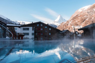 İsviçre 'nin Zermatt kentindeki Matterhorn zirvesinde muhteşem manzaralı sonsuz lüks açık havuz.. 