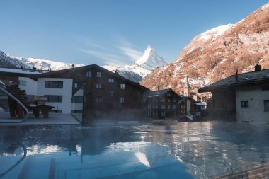 İsviçre 'nin Zermatt kentindeki Matterhorn zirvesinde muhteşem manzaralı sonsuz lüks açık havuz.. 