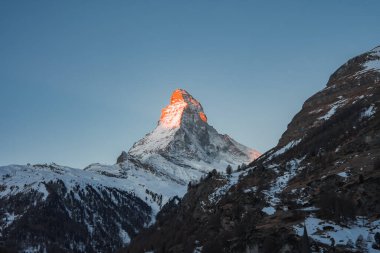 İsviçre 'nin en ünlü ve ikonik dağlarından biri olan Zermatt, Valais, İsviçre' nin gündoğumu veya gün batımı manzarası.
