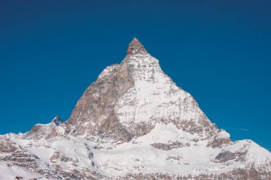 İsviçre 'nin en ünlü ve ikonik dağlarından biri olan Zermatt, Valais, İsviçre' nin gündoğumu veya gün batımı manzarası.