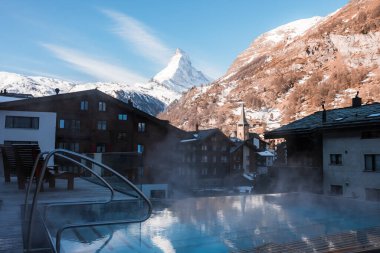 İsviçre 'nin Zermatt kentindeki Matterhorn zirvesinde muhteşem manzaralı sonsuz lüks açık havuz.. 