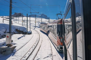 Gonergratbahn treni Gornergrat İstasyonu ve Stellarium Gözlemevi 'ne doğru koşuyor. Matterhorn' u net görebilen ünlü turistik bir yer. Buzul Ekspresi Treni.