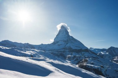 İsviçre 'nin en ünlü ve ikonik dağlarından biri olan Zermatt, Valais, İsviçre' nin gündoğumu veya gün batımı manzarası.