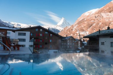 İsviçre 'nin Zermatt kentindeki Matterhorn zirvesinde muhteşem manzaralı sonsuz lüks açık havuz.. 