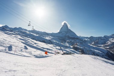 İsviçre 'nin en ünlü ve ikonik dağlarından biri olan Zermatt, Valais, İsviçre' nin gündoğumu veya gün batımı manzarası.