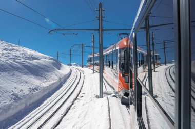 Gonergratbahn treni Gornergrat İstasyonu ve Stellarium Gözlemevi 'ne doğru koşuyor. Matterhorn' u net görebilen ünlü turistik bir yer. Buzul Ekspresi Treni.