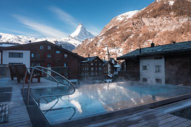 İsviçre 'nin Zermatt kentindeki Matterhorn zirvesinde muhteşem manzaralı sonsuz lüks açık havuz.. 