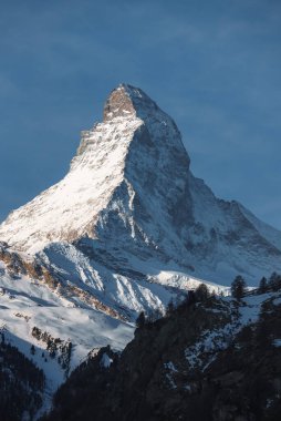 İsviçre 'nin en ünlü ve ikonik dağlarından biri olan Zermatt, Valais, İsviçre' nin gündoğumu veya gün batımı manzarası.