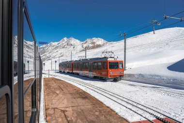 Gonergratbahn treni Gornergrat İstasyonu ve Stellarium Gözlemevi 'ne doğru koşuyor. Matterhorn' u net görebilen ünlü turistik bir yer. Buzul Ekspresi Treni.