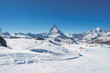 İsviçre 'nin en ünlü ve ikonik dağlarından biri olan Zermatt, Valais, İsviçre' nin gündoğumu veya gün batımı manzarası.