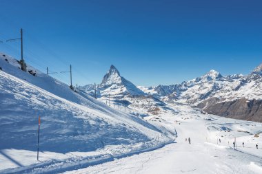 İsviçre 'nin en ünlü ve ikonik dağlarından biri olan Zermatt, Valais, İsviçre' nin gündoğumu veya gün batımı manzarası.