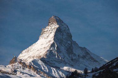 İsviçre 'nin en ünlü ve ikonik dağlarından biri olan Zermatt, Valais, İsviçre' nin gündoğumu veya gün batımı manzarası.