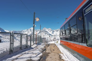 Gonergratbahn treni Gornergrat İstasyonu ve Stellarium Gözlemevi 'ne doğru koşuyor. Matterhorn' u net görebilen ünlü turistik bir yer. Buzul Ekspresi Treni.