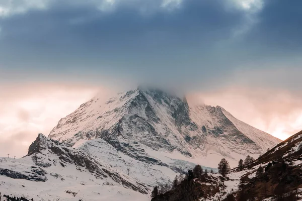 風景日の出またはマッターホルンの日没の景色 最も有名で象徴的なスイスの山々の1つ ツェルマット ヴァレー スイス — ストック写真