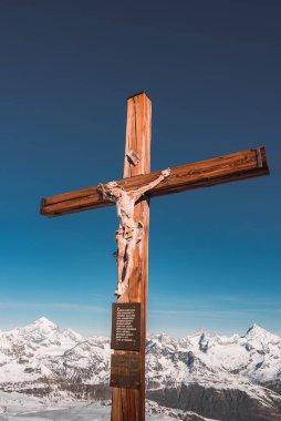 İsviçre 'nin Matterhorn Buzul Cenneti' nin terasından İsviçre Alp Dağları 'nın panoramik manzarası. Matterhorn Buzul Cenneti 'ndeki Haç Klein Matterhorn.