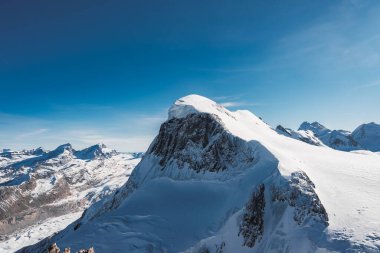 Kayak yamacı ve kar kış dağlarını kapladı. Matterhorn, İsviçre ile İtalya sınırında Pennine Alplerinde yer alan bir dağdır. Matterhorn Buzul Cenneti Zirvesi.