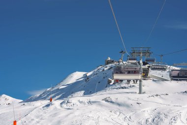 Gornergrat, Zermatt, İsviçre 'deki Matterhorn kayak merkezinin güzel manzarası. İsviçre 'de kayak kaldırma. Kış tatili.