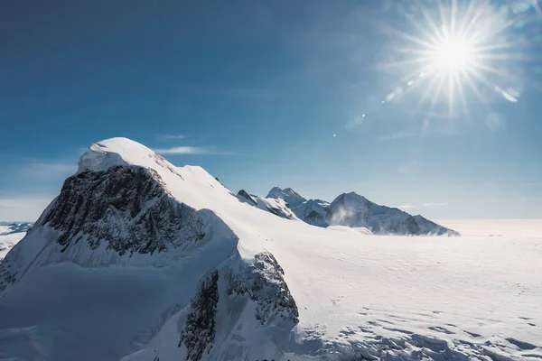Skipisten Und Schneebedeckte Winterberge Das Matterhorn Ist Ein Berg Den — Stockfoto