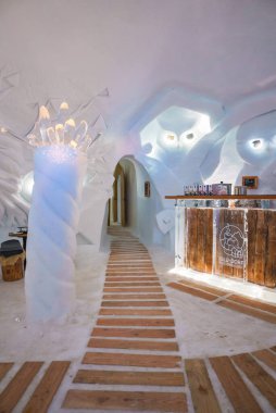 Iglu Dorf 'un iç oteli. Gornergrat yamaçlarında bir eskimo kulübesinde restoran ve bar. Zermatt, İsviçre. Ice İsviçre 'de otel yaptı..