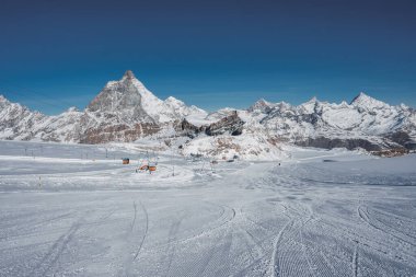 Kayak yamacı ve kar kış dağlarını kapladı. Matterhorn, İsviçre ile İtalya sınırında Pennine Alplerinde yer alan bir dağdır. Matterhorn Buzul Cenneti Zirvesi.