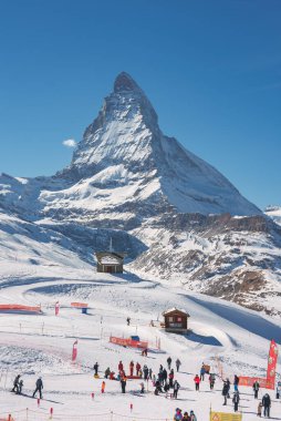 Matterhorn tepesi Zermatt 'ta. Etrafı çok güzel kayak pistleriyle çevrili. İsviçre 'de kayak merkezi.
