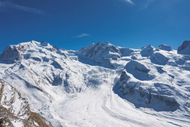 İsviçre 'deki Gorner Buzulu, Alplerdeki en büyük ikinci buzuldur.. 