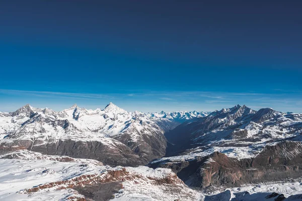 滑雪坡和雪覆盖着冬季的群山 马特宏山 Matterhorn 是位于瑞士和意大利边境的Pennine阿尔卑斯山中的一座山 马特宏峰冰川乐园 — 图库照片