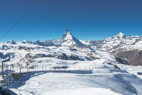 Matterhorn Szczyt Zermatt Pięknymi Stokami Narciarskimi Wokół Niego Ośrodek Narciarski — Zdjęcie stockowe