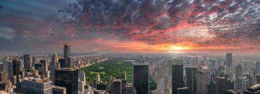 New York 'taki Manhattan adasının üzerinde güzel bir gün batımı. Yukarıdan havadan New York görünümü.